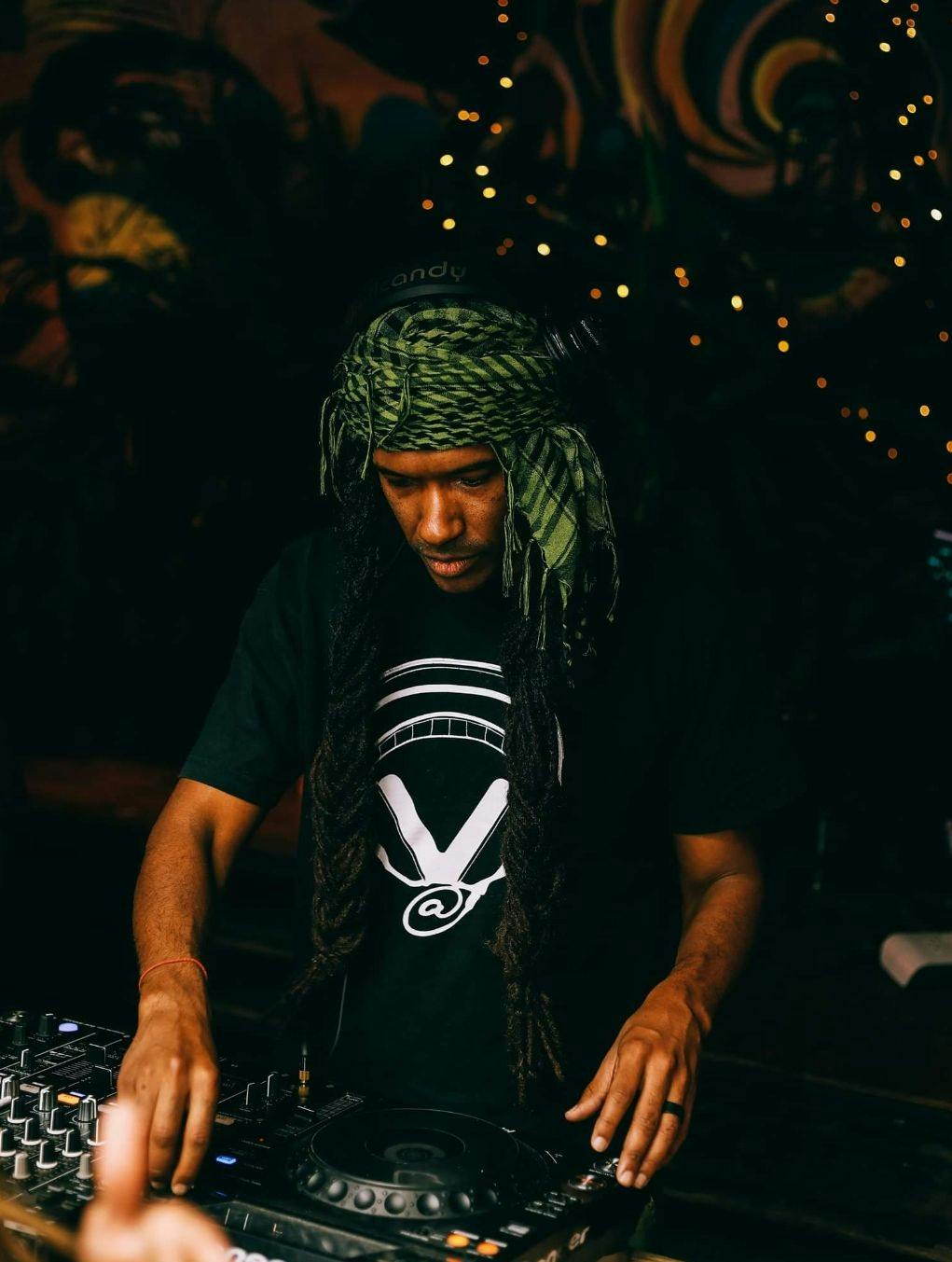 A man with a headscarf at the DJ deck